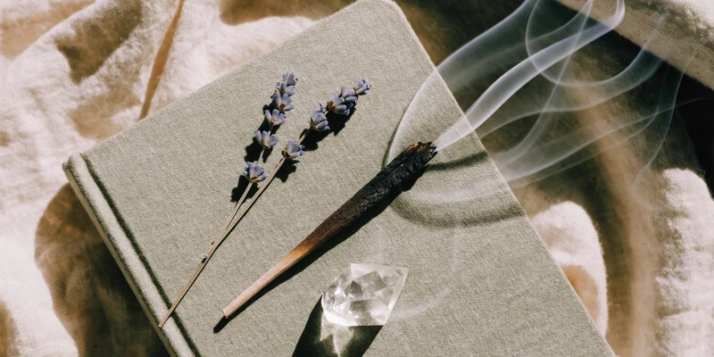 Boek met smeulende wierook, dried lavendel en kristal op linnen — Becoming Supernatural van Joe Dispenza